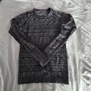Lululemon Women's stretchy top. Black and grays